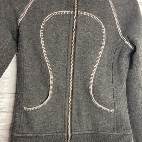 ππ Lululemon Scuba Hoodie Travel Pillow Special Edition Size 2 Charcoal ππ - Picture 3 of 12